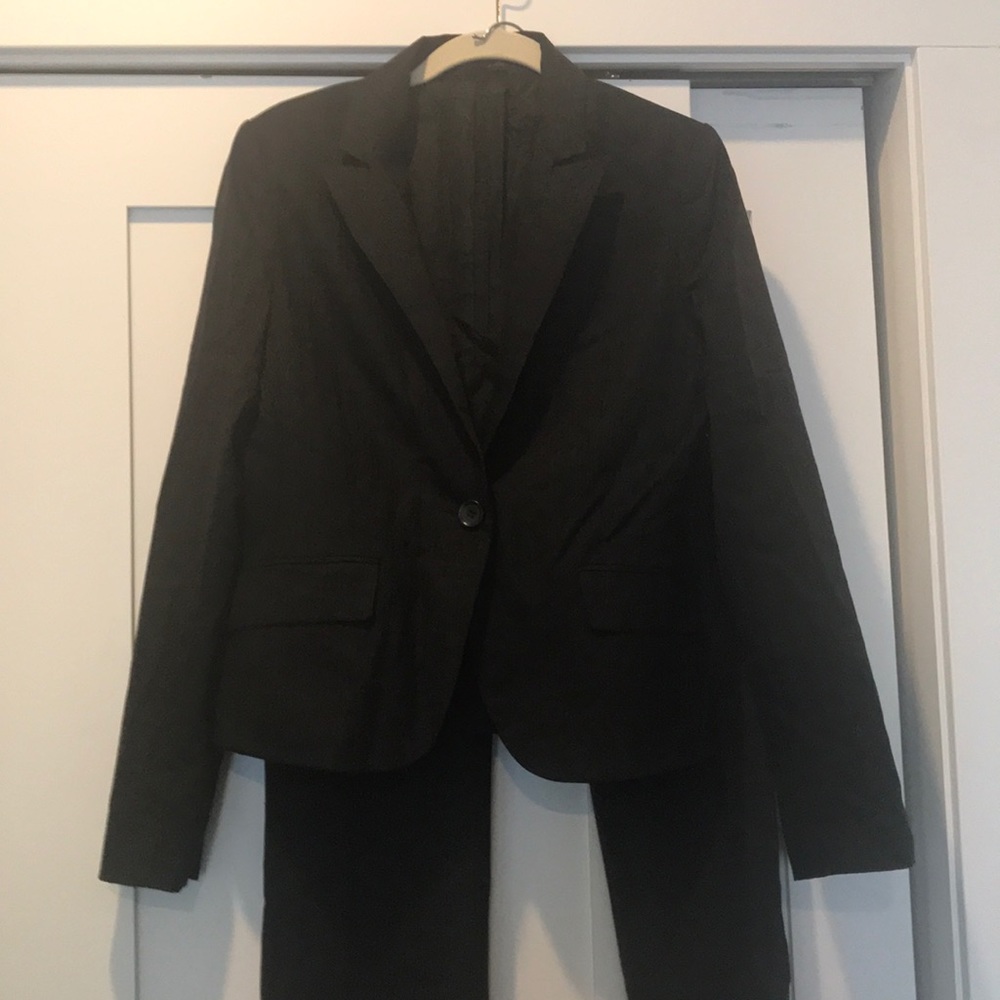 🎈black thin striped suit.
